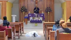 Der verstorbene Juan an der Stelle, wo er seinen letzten Atemzug nahm: Vor dem Altar, an dem wenig später seine Beerdigungsmesse gefeiert wurde. / Pater Lozano / Mit freundlicher Genehmigung
