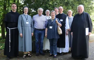 Der neue Vorstand der deutschen Ordensobernkonferenz: Br. Andreas Murk OFMConv, Sr. Maria Thomadikow SMMP; Fr. Rudolf Knopp OH, Sr. Katharina Hemmers OP, Sr. Hildegard Schreier MC, P. Peter Kreutzwald OP, P. Bruno Robeck O.Cist., Sr. M. Karin Berger OSF, Abt Schaber OSB / Deutsche Ordensobernkonferenz