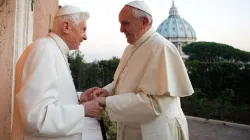 Papst Franziskus mit Benedikt. / L'Osservatore Romano