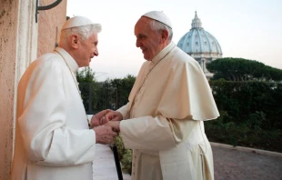 Papst Franziskus mit Benedikt. / L'Osservatore Romano