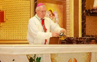 Monsignore Paul Hinder weiht in Oman den Altar der neuen Kirche des heiligen Franz Xaver / Apostolisches Vikariat des südlichen Arabiens