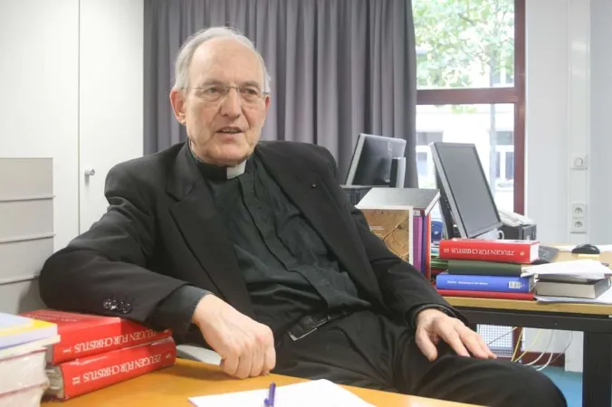 Der Prälat und in seinem Büro in Köln. Moll wurde 1944 in Euskirchen geboren, promovierte 1973 bei Joseph Ratzinger und wurde 1976 zum Priester geweiht. Seit 1996 Beauftragter der Deutschen Bischofskonferenz für das Martyrologium des 20. Jahrhunderts.