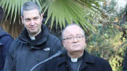 Monsignore Jordi Bertomeu (links) und Monsignore Charles Scicluna (rechts) bei ihrem Besuch in Chile 2018  /  Giselle Vargas / ACI Prensa