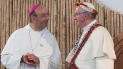 Monsignore David Martínez, Sondersekretär für die Amazonassynode, und Papst Franziskus bei einem Besuch in Peru / Eduardo Berdejo / CNA 