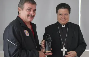 Das Bildnis der Muttergottes mit Coach und Bischof. / Erzdiözese San José (mit freundlicher Genehmigung für ACI / CNA Deutsch) 