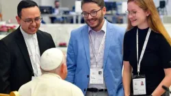 Die Delegierten Ivan Montelongo, Wyatt Olivas und Julia Oseka im Gespräch mit Papst Franziskus / Vatican Media