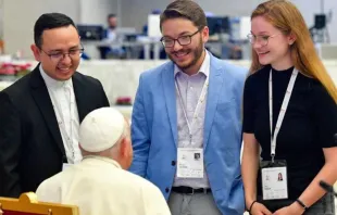 Die Delegierten Ivan Montelongo, Wyatt Olivas und Julia Oseka im Gespräch mit Papst Franziskus / Vatican Media