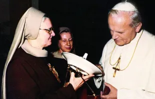Mutter Angelica mit Papst Johannes Paul II. / EWTN