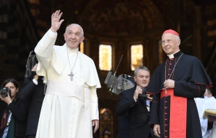 Papst Franziskus mit Kardinal Bagnasco in Genua am 27. Mai 2017 / L'Osservatore Romano