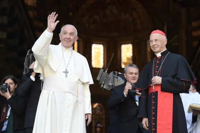 Papst Franziskus mit Kardinal Bagnasco in Genua am 27. Mai 2017