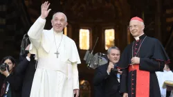 Papst Franziskus mit Kardinal Bagnasco in Genua am 27. Mai 2017 / L'Osservatore Romano