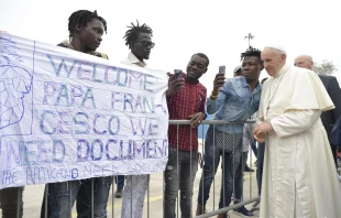 Selfie mit Migranten aus Afrika: Papst Franziskus beim Besuch Bolognas am 1. Oktober 2017  / L'Osservatore Romano