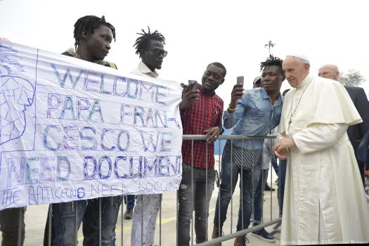 Selfie mit Migranten aus Afrika: Papst Franziskus beim Besuch Bolognas am 1. Oktober 2017  / L'Osservatore Romano