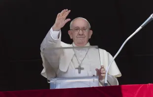 Papst Franziskus winkt Besuchern und Pilgern auf dem Petersplatz am 10. Juli 2022 / Vatican Media