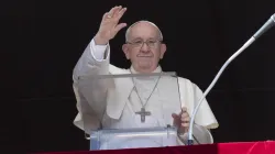 Papst Franziskus winkt Besuchern und Pilgern auf dem Petersplatz am 10. Juli 2022 / Vatican Media