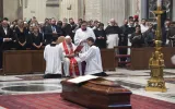Papst Franziskus nimmt an Beerdigungsmesse für Kardinal Tomko teil