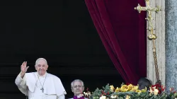 Weihnachsgruß und Segen: Papst Franziskus winkt Besuchern auf dem Petersplatz / Vatican media