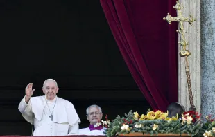 Weihnachsgruß und Segen: Papst Franziskus winkt Besuchern auf dem Petersplatz / Vatican media