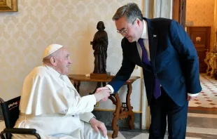 Papst Franziskus mit dem kasachischen Außenminister Muchtar Tileuberdi, 30. Mai 2022 / Vatican Media