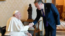 Papst Franziskus mit dem kasachischen Außenminister Muchtar Tileuberdi, 30. Mai 2022 / Vatican Media
