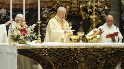 Kardinal Gerhard Ludwig Müller bei der Heiligen Messe am Kathedra-Altar am 30. Dezember 2025 zu Ehren des verstorbenen Papst Benedikt XVI. / Valentin Gehrig / CNA Deutsch