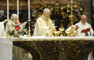 Kardinal Gerhard Ludwig Müller bei der Heiligen Messe am Kathedra-Altar am 30. Dezember 2025 zu Ehren des verstorbenen Papst Benedikt XVI. / Valentin Gehrig / CNA Deutsch