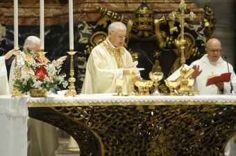 Kardinal Gerhard Ludwig Müller bei der Heiligen Messe am Kathedra-Altar am 30. Dezember 2025 zu Ehren des verstorbenen Papst Benedikt XVI. / Valentin Gehrig / CNA Deutsch