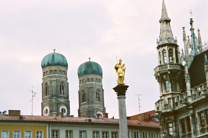 Blick vom Marienplatz auf die Türme des Doms (links), der  Patronin Bayerns (Mitte) und das Rathaus (rechts).
