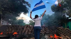 Eine Frau mit der nicaraguanischen Flagge während der Proteste im April  / Voice of America