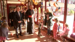 Kardinal Gerhard Ludwig Müller beim Besuch der deutschen Schule in Rom / EWTN - Katholisches Fernsehen