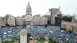Lebensschützer mit ihren blauen Halstüchern demonstrieren gegen eine weitere Legalisierung von Abtreibung am 28. November 2020 vor dem Argentinischen Nationalkongress. / Faro Films