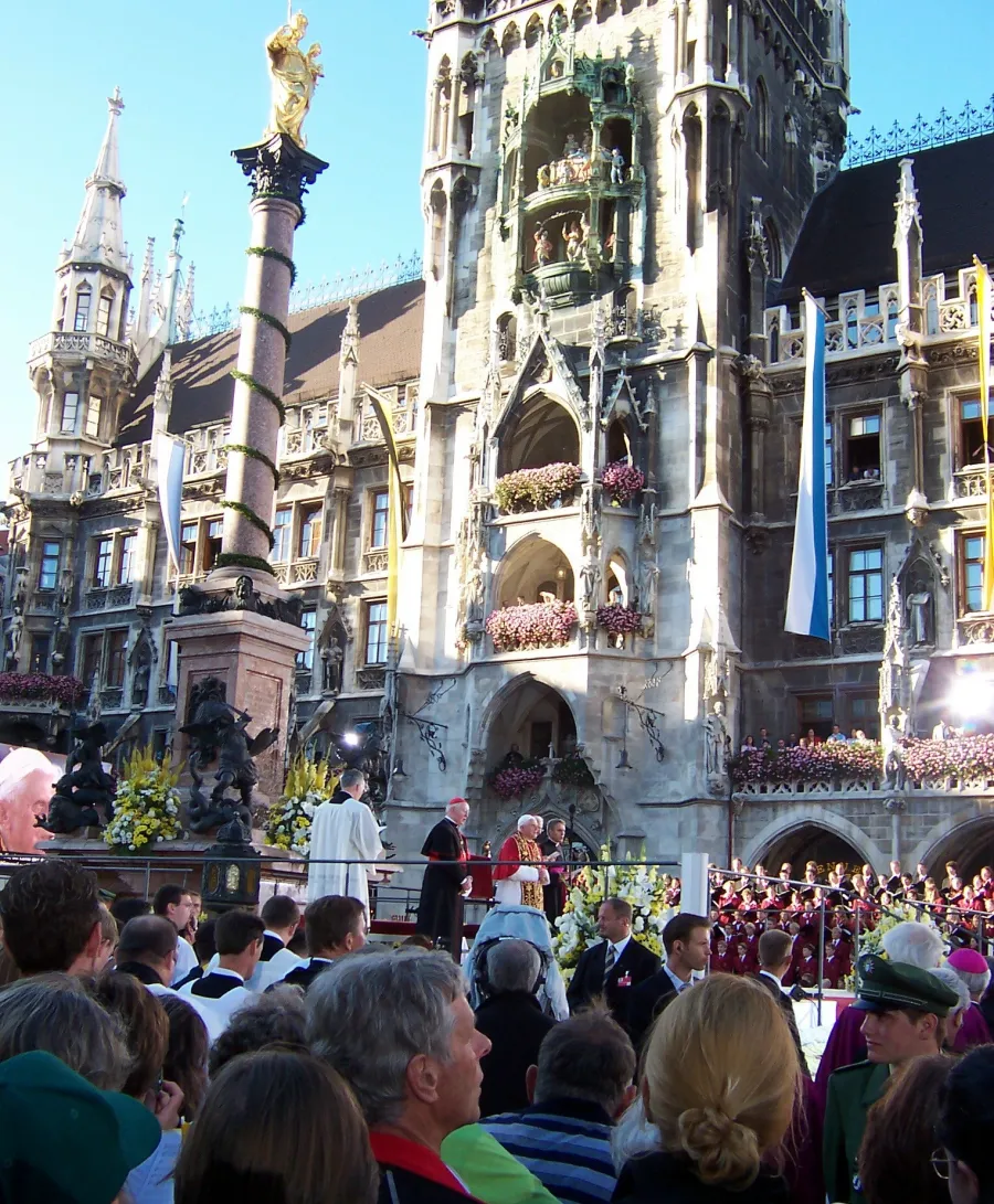 Papst Benedikt XVI. - Empfang und Gebet vor der Mariensäule, 2006