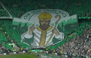 Fans von Celtic Glasgow mit einem Banner des heiligen Mungo / screenshot / YouTube / Sportdigital FUSSBALL