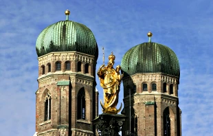 Die Mariensäule in München: Tausende feierten zu ihren Füßen am 13. Mai 2017 das 100-jährige Jubiläum der Weihe Bayerns an die Muttergottes. / Nino Barbieri via Wikimedia (CC BY-SA 2.5)