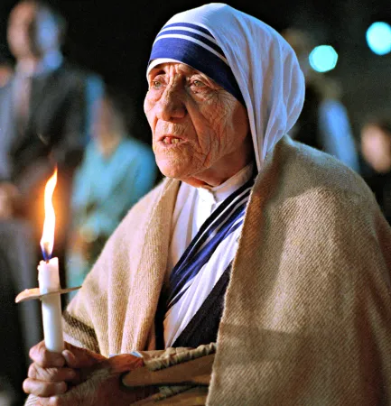 Mutter Teresa mit einer Kerze am 10. August 1994