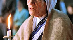 Mutter Teresa mit einer Kerze am 10. August 1994 / Vatican Media / L'Osservatore Romano