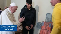 Papst Franziskus segnet das Kreuz mit der Rettungsweste am 19. Dezember 2019 / Vatican Media