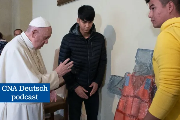 Papst Franziskus segnet das Kreuz mit der Rettungsweste am 19. Dezember 2019 / Vatican Media