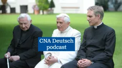Monsignore Georg Ratzinger, Papst Benedikt XVI. und Erzbischof Georg Gänswein am 31. Januar 2008. / Vatican Media / CNA Deutsch