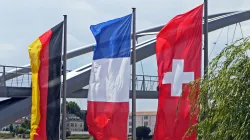 Die Flaggen Deutschlands, Frankreichs und der Schweiz an der Dreiländerbrücke am Rhein. / hpgruesen / Pixabay (CC0)