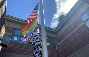 Amerikanische, Gay Pride- und BLM-Fahnen wehen an der Nativity School of Worcester (Massachusetts, USA). / Joe Bukuras / CNA