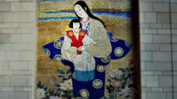 Ein japanisches Mosaik der Muttergottes mit Kind in der Oberen Kapelle der Kirche der Verkündigung in Nazareth, Israel – ein Geschenk einer Gruppe japanischer Künstler.  / Wikimedia / Adriatikus / CNA Deutsch (digital bearbeitet)

