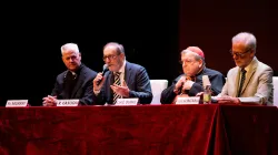 Kardinal Raymond Burke und andere Redner bei einer Konferenz zur Weltsynode am 3. Oktober 2023 / Daniel Ibáñez / CNA Deutsch