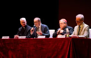 Kardinal Raymond Burke und andere Redner bei einer Konferenz zur Weltsynode am 3. Oktober 2023 / Daniel Ibáñez / CNA Deutsch