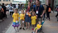 Steven und Joelle Schlotter aus Louisville, Kentucky, hatten für ihre Kinder anlässlich des Nationalen Eucharistischen Kongresses 2024 in den USA spezielle T-Shirts gestaltet / Jonah McKeown / CNA