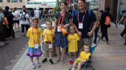 Steven und Joelle Schlotter aus Louisville, Kentucky, hatten für ihre Kinder anlässlich des Nationalen Eucharistischen Kongresses 2024 in den USA spezielle T-Shirts gestaltet / Jonah McKeown / CNA
