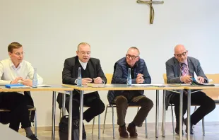 Pater Hans-Michael Hürter, Weihbischof Christoph Hegge, Werner Heckmann und Karl Render (von links) stellten das "neue Leitungsmodell" vor. / Bistum Münster
