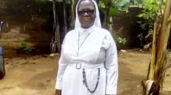 Schwester Esther Nkiru Ezedinachi, Mitglied der Handmaids of the Child Jesus, hilft Opfern von Anschlägen in der katholischen Diözese Ekwulobia, Nigeria. / Dennis Hurley Peace Institute