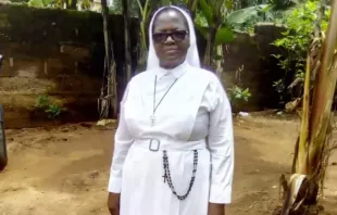 Schwester Esther Nkiru Ezedinachi, Mitglied der Handmaids of the Child Jesus, hilft Opfern von Anschlägen in der katholischen Diözese Ekwulobia, Nigeria. / Dennis Hurley Peace Institute
