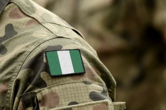 Nigerianische Flagge auf der Uniform eines Soldaten / Shutterstock